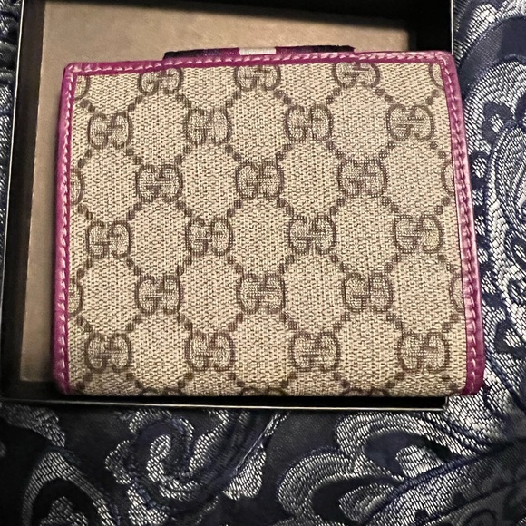 Authentic Gucci wallet. Gently used. Comes with original box. No dust bag. - Picture 3 of 6